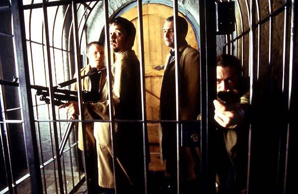 Still of Jason Flemyng, Dexter Fletcher and Jason Statham in Lok, stok arba sauk (1998)