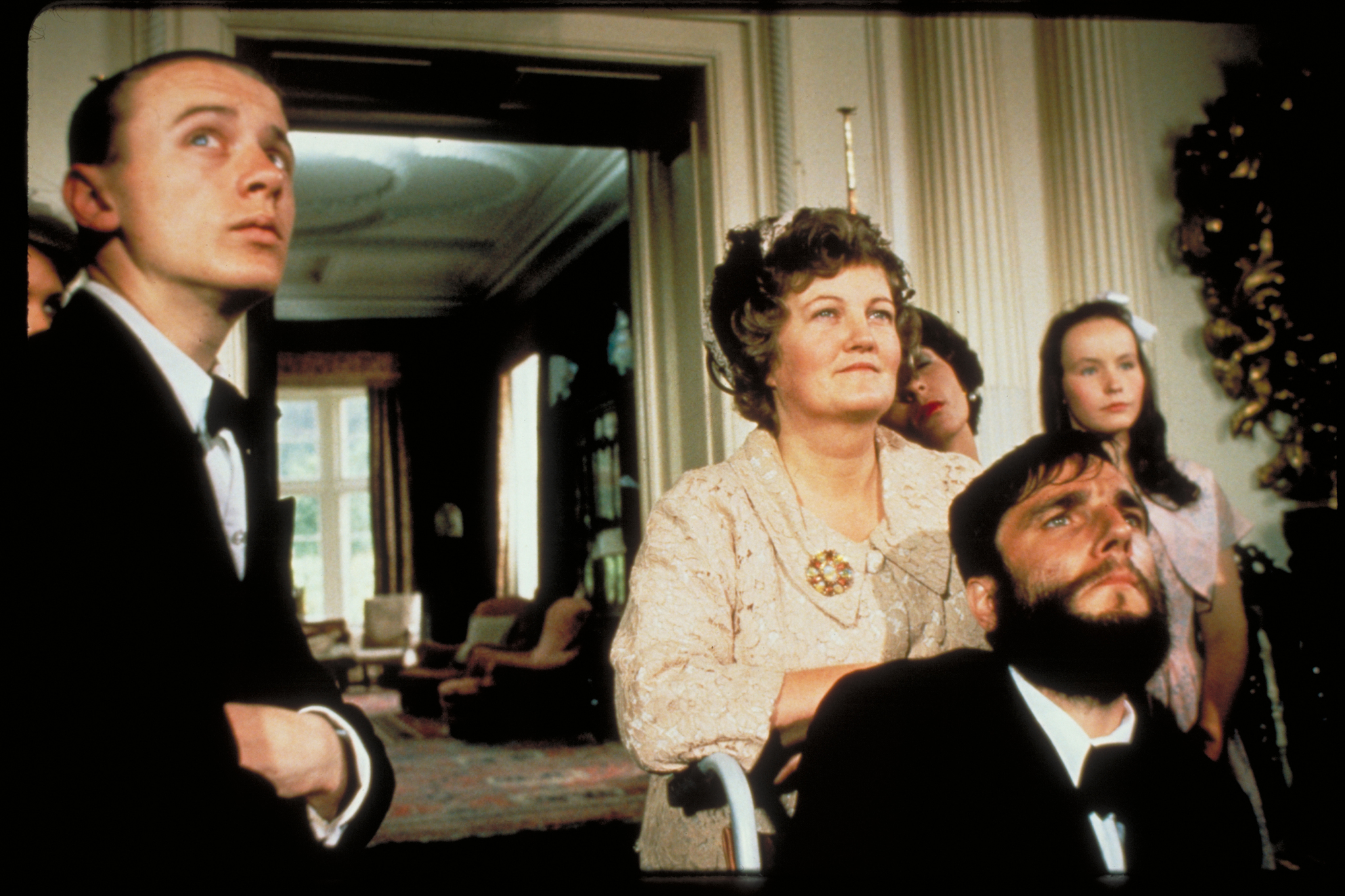 Still of Daniel Day-Lewis and Brenda Fricker in My Left Foot: The Story of Christy Brown (1989)
