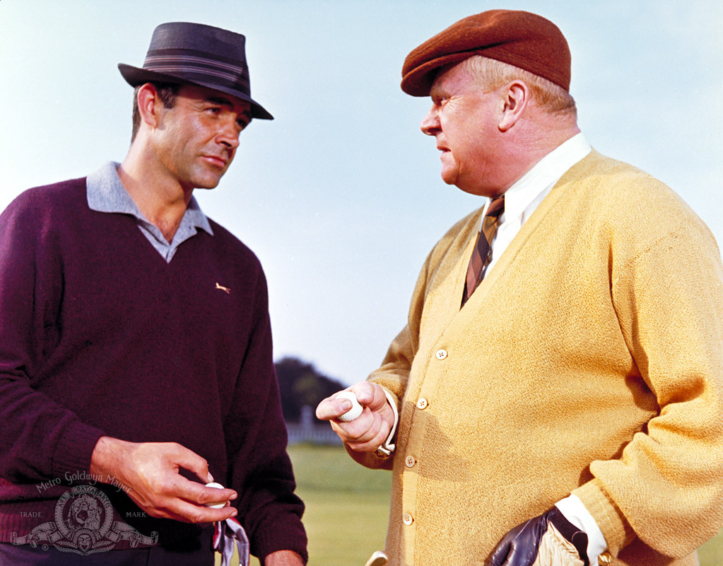 Still of Sean Connery and Gert Fröbe in Auksapirstis (1964)