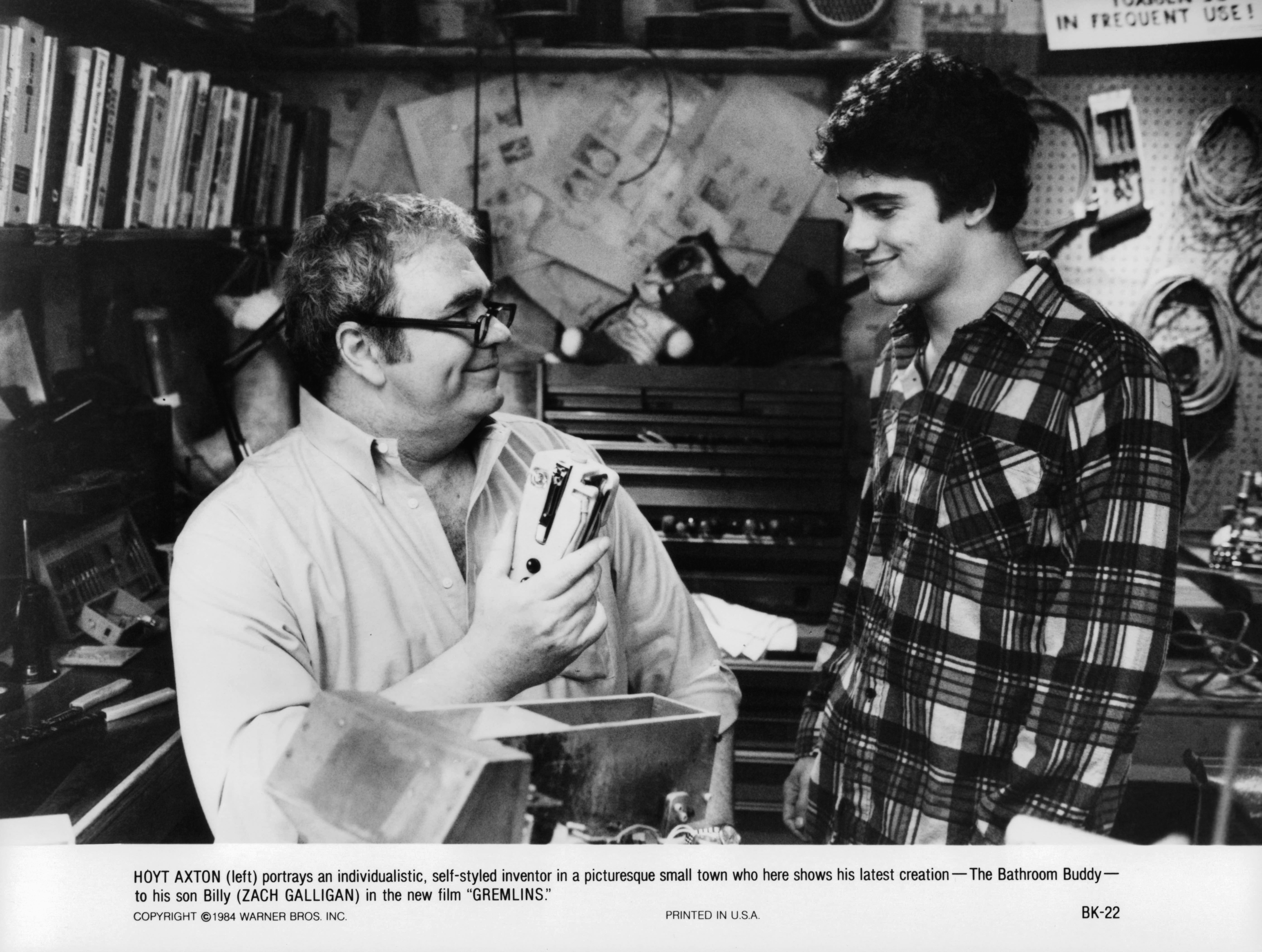 Still of Hoyt Axton and Zach Galligan in Gremlins (1984)
