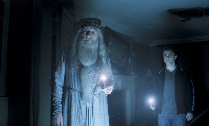 Still of Michael Gambon and Daniel Radcliffe in Haris Poteris ir netikras princas (2009)