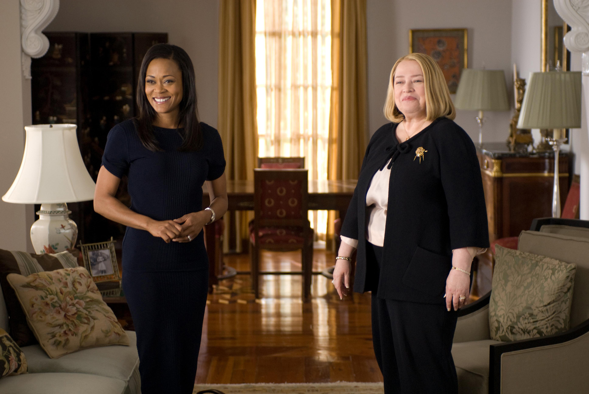 Still of Kathy Bates and Robin Givens in The Family That Preys (2008)