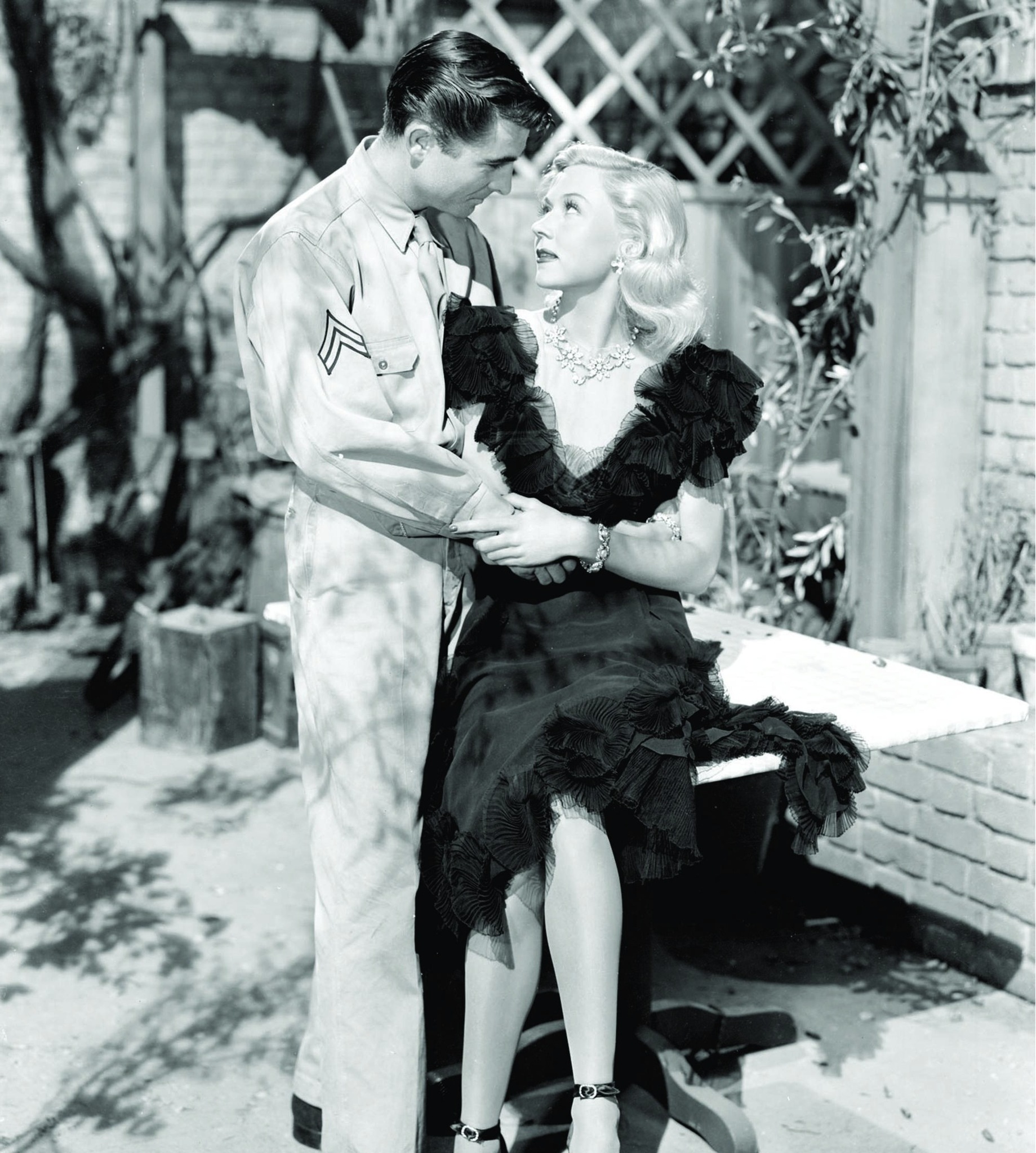 Still of Gloria Grahame and Robert Ryan in Crossfire (1947)