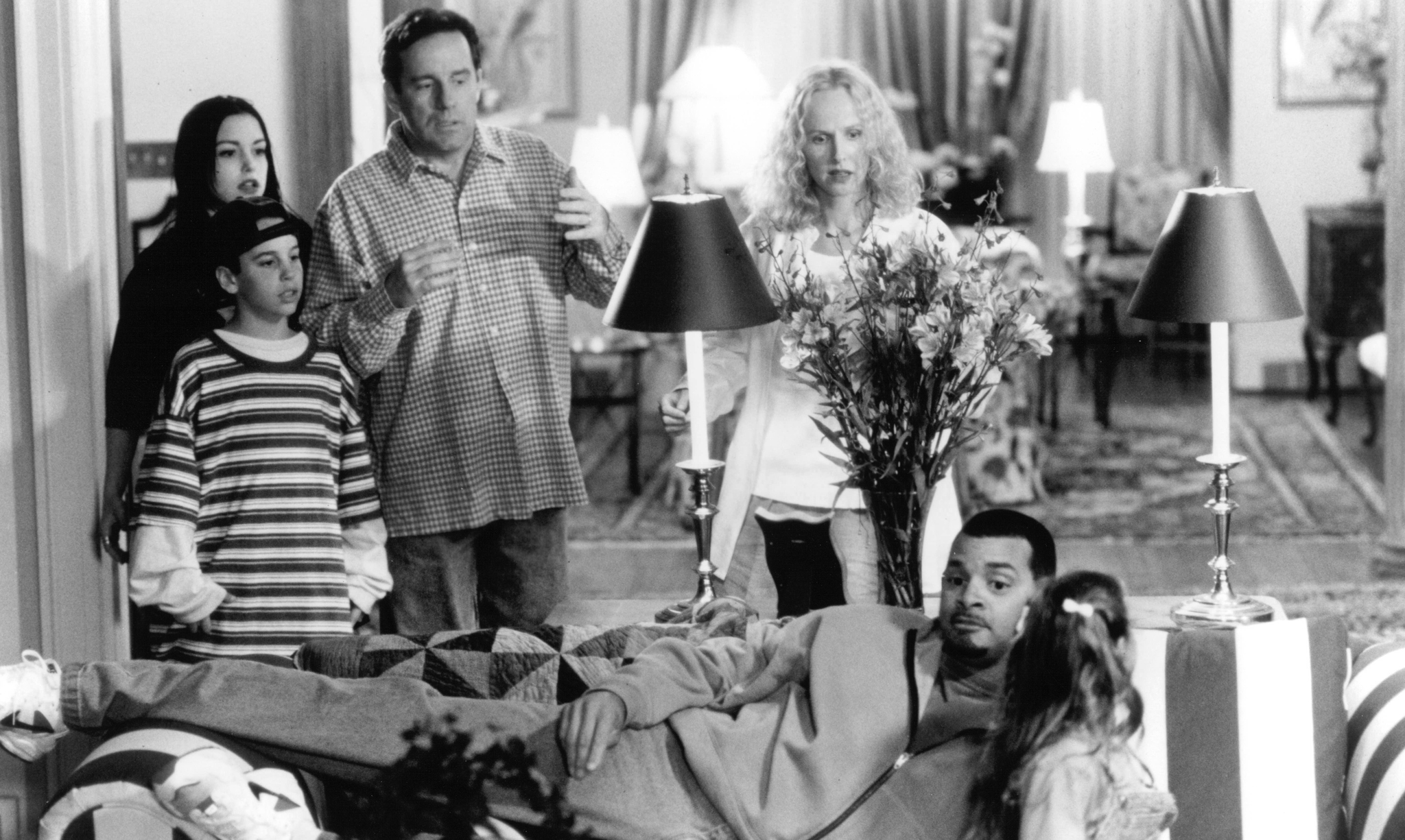 Still of Kim Greist, Sinbad, Phil Hartman, Chauncey Leopardi, Kim Murphy and Talia Seider in Houseguest (1995)