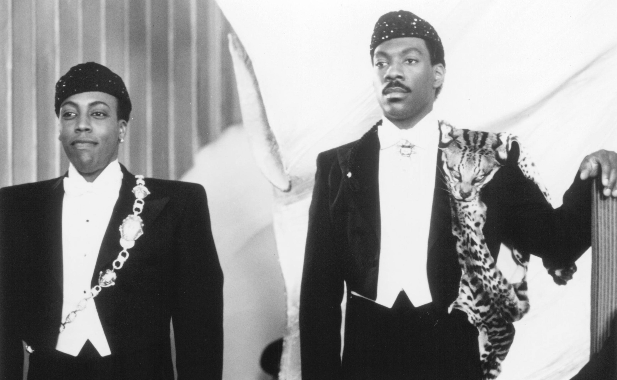 Still of Eddie Murphy and Arsenio Hall in Coming to America (1988)