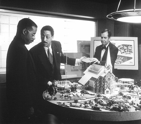Still of Gregory Hines and Courtney B. Vance in The Preacher's Wife (1996)