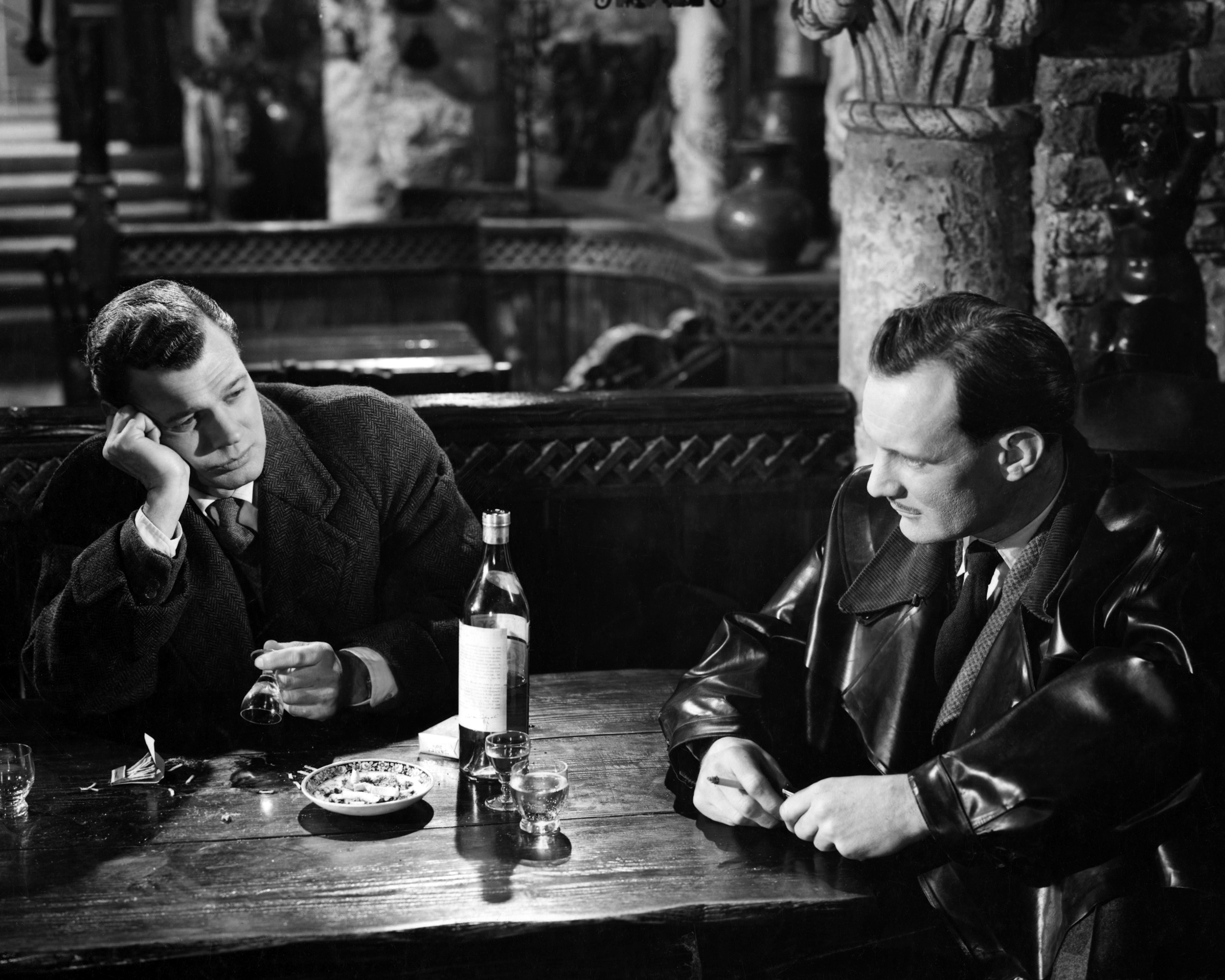 Still of Joseph Cotten and Trevor Howard in The Third Man (1949)