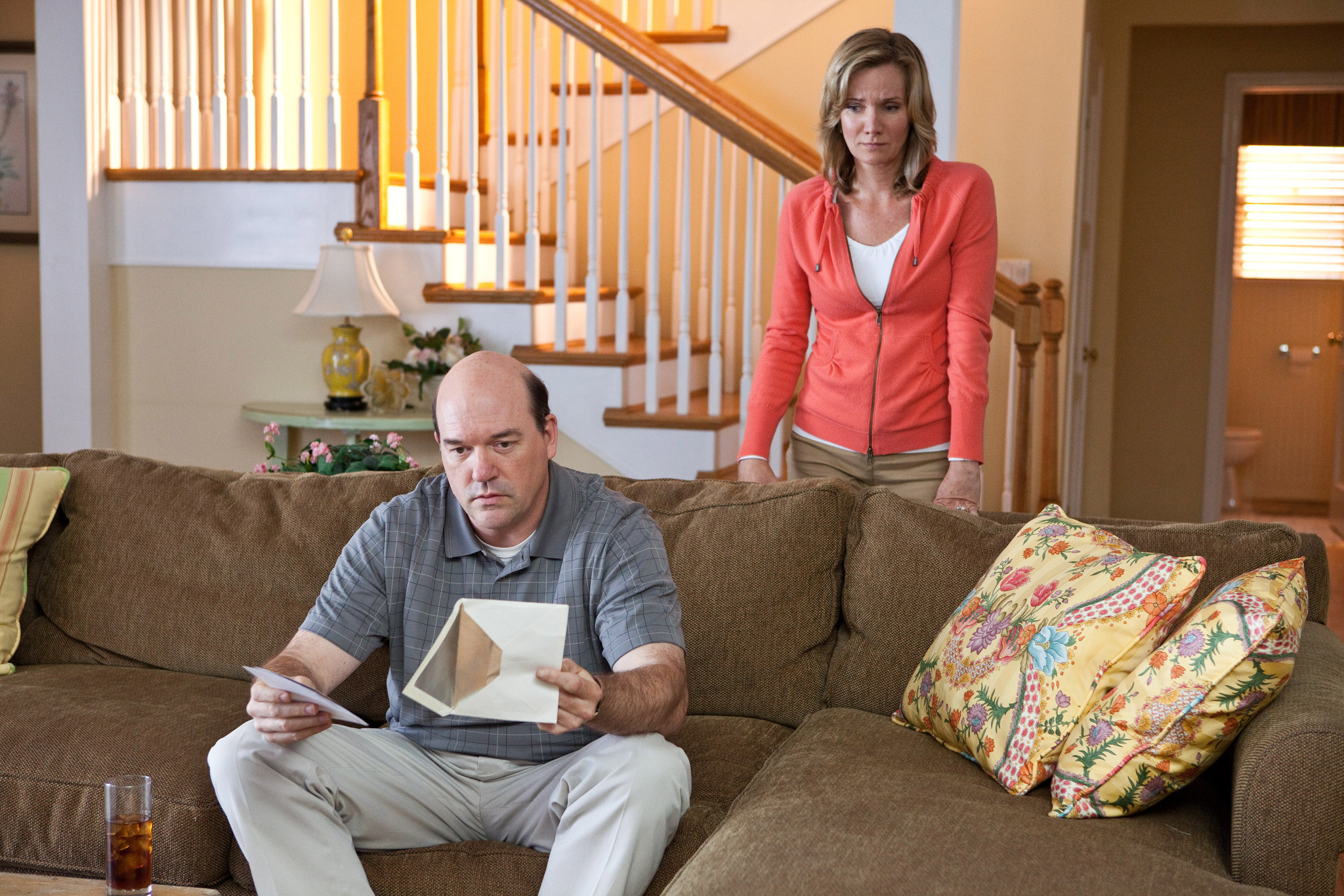 Still of John Carroll Lynch and Beth Littleford in Kvaila, beprotiska meile (2011)