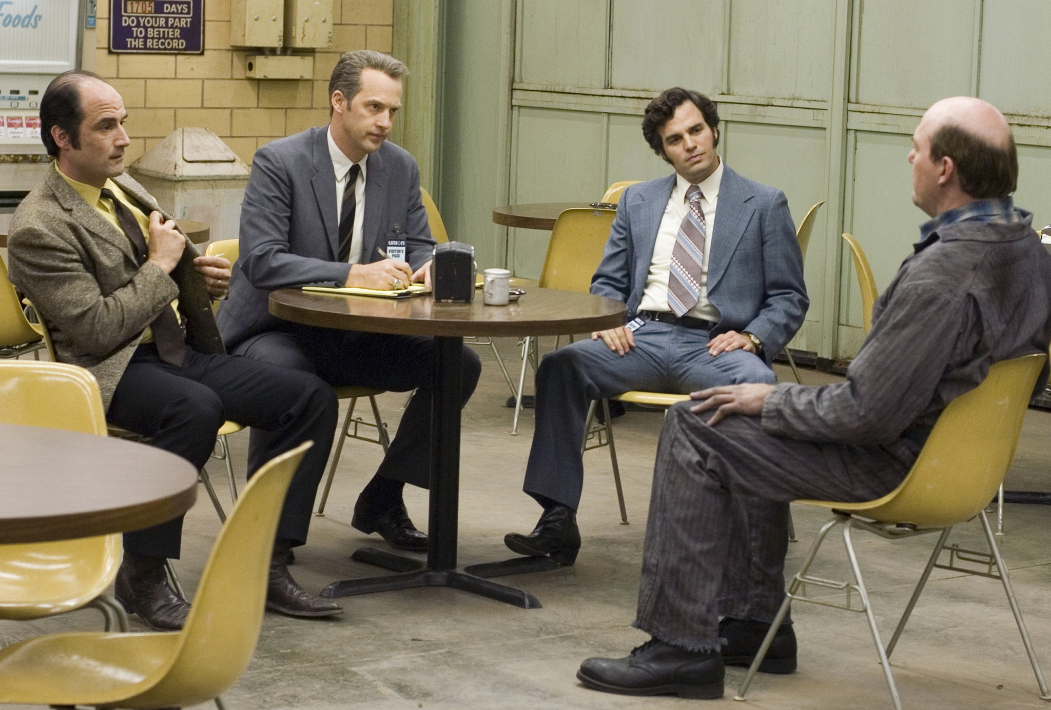 Still of Anthony Edwards, Elias Koteas, John Carroll Lynch and Mark Ruffalo in Zodiac (2007)