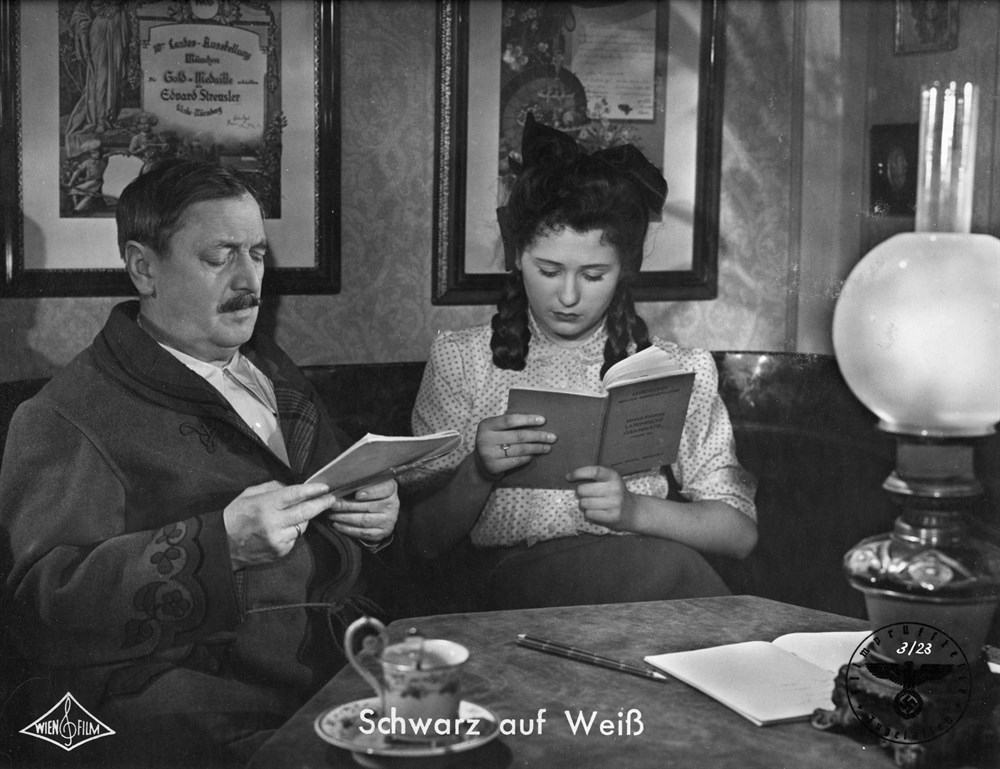 Still of Hans Moser and Elfriede Datzig in Schwarz auf weiß (1943)