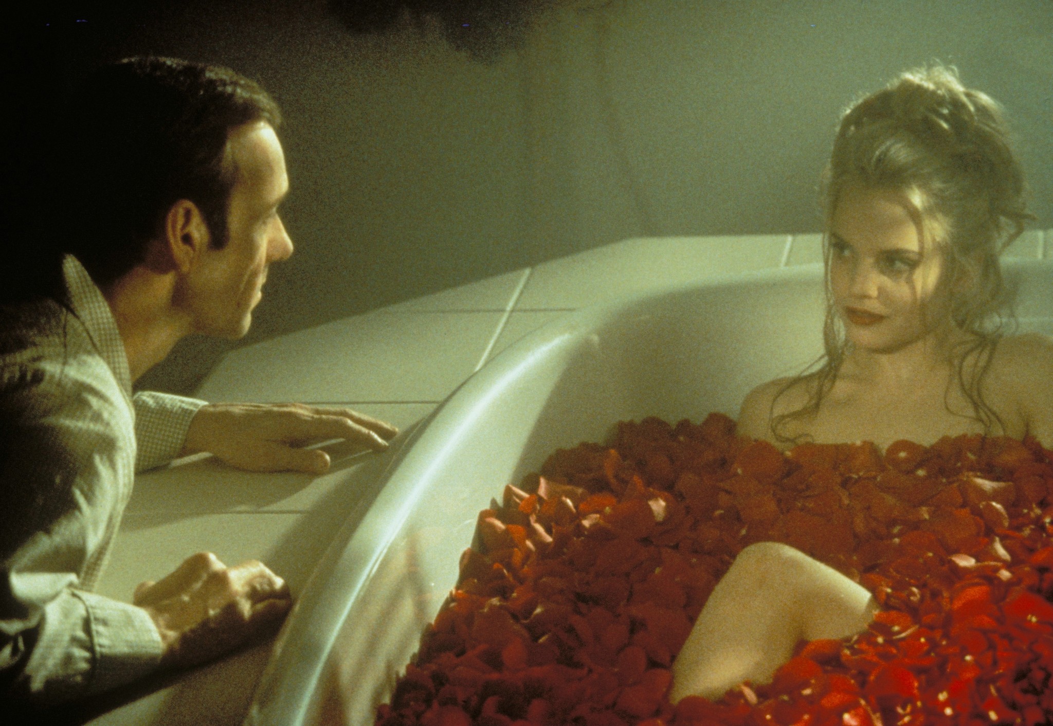 Still of Kevin Spacey and Mena Suvari in Amerikos grozybes (1999)