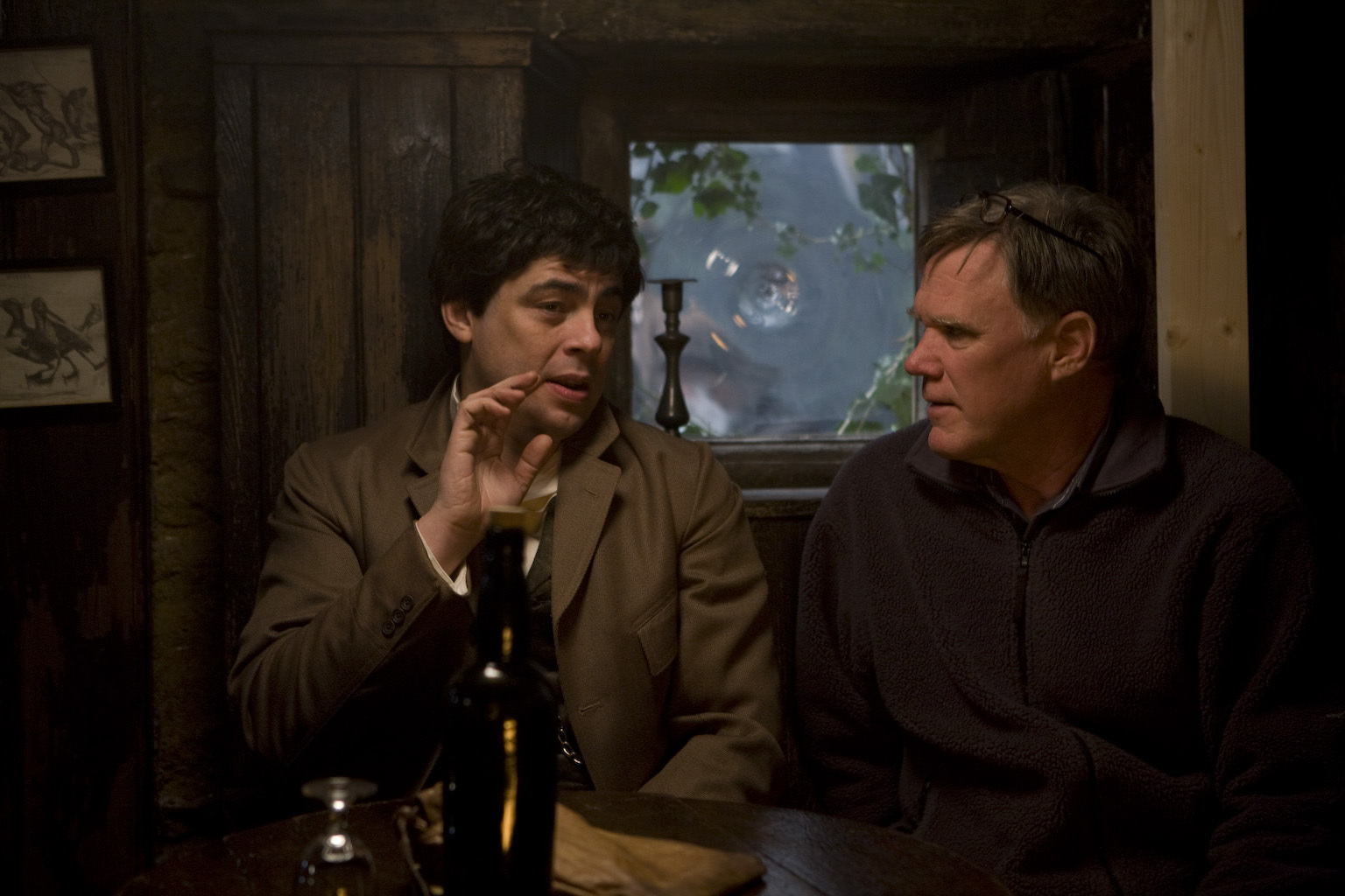 Still of Benicio Del Toro and Joe Johnston in Vilkolakis (2010)