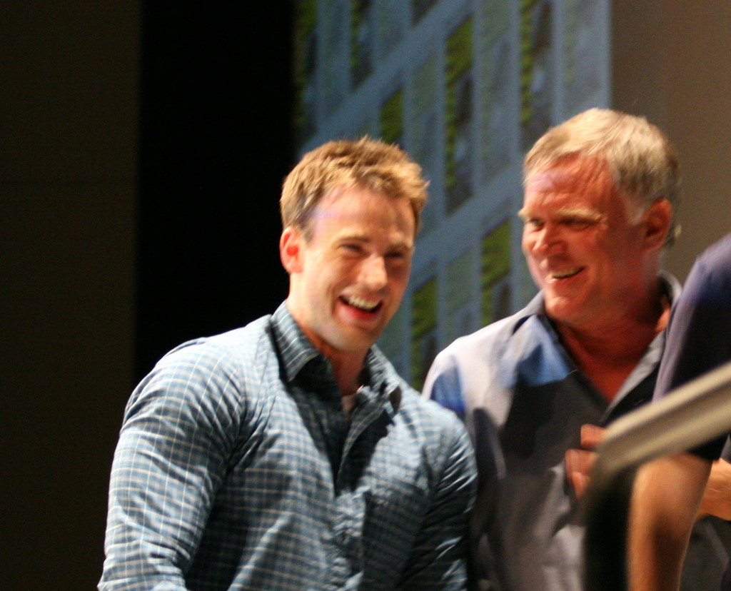 Joe Johnston and Chris Evans at event of Kapitonas Amerika: pirmasis kersytojas (2011)