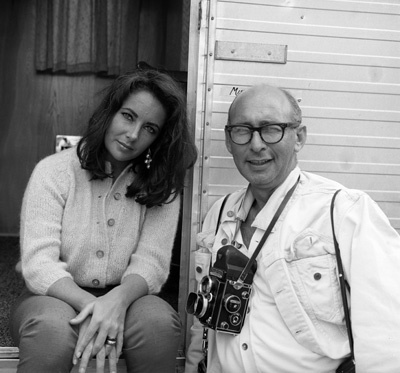 Photographer Bernie Abramson with Elizabeth Taylor during the making of 