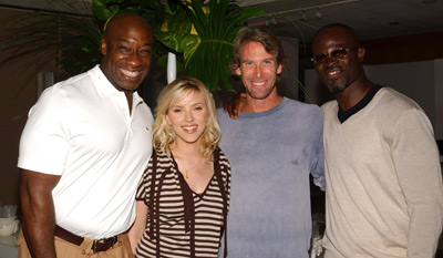 Michael Bay, Michael Clarke Duncan, Djimon Hounsou and Scarlett Johansson at event of Sala (2005)