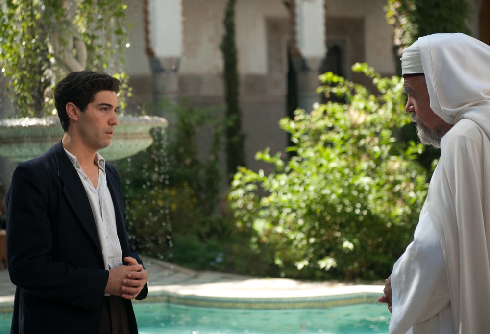 Still of Michael Lonsdale and Tahar Rahim in Les hommes libres (2011)