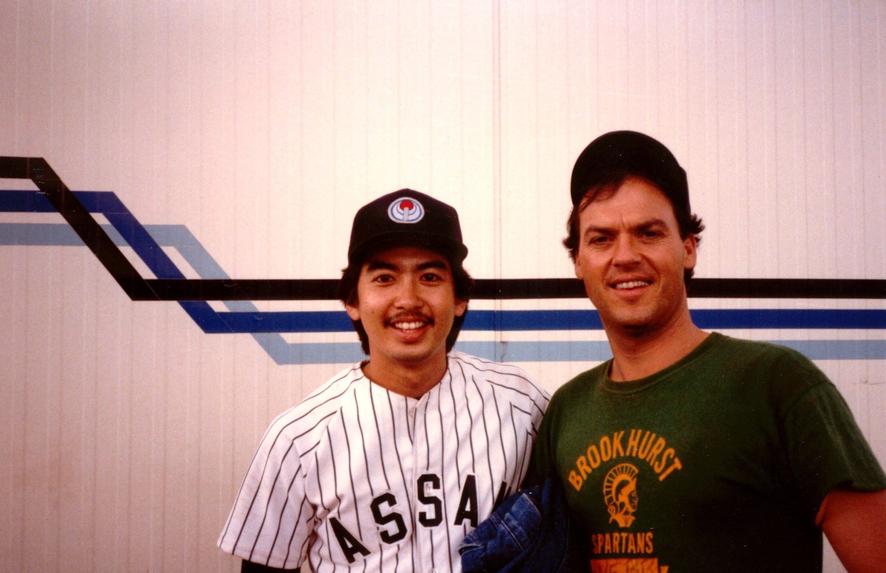Stan Egi and Michael Keaton on the set of Gung Ho directed by Ron Howard