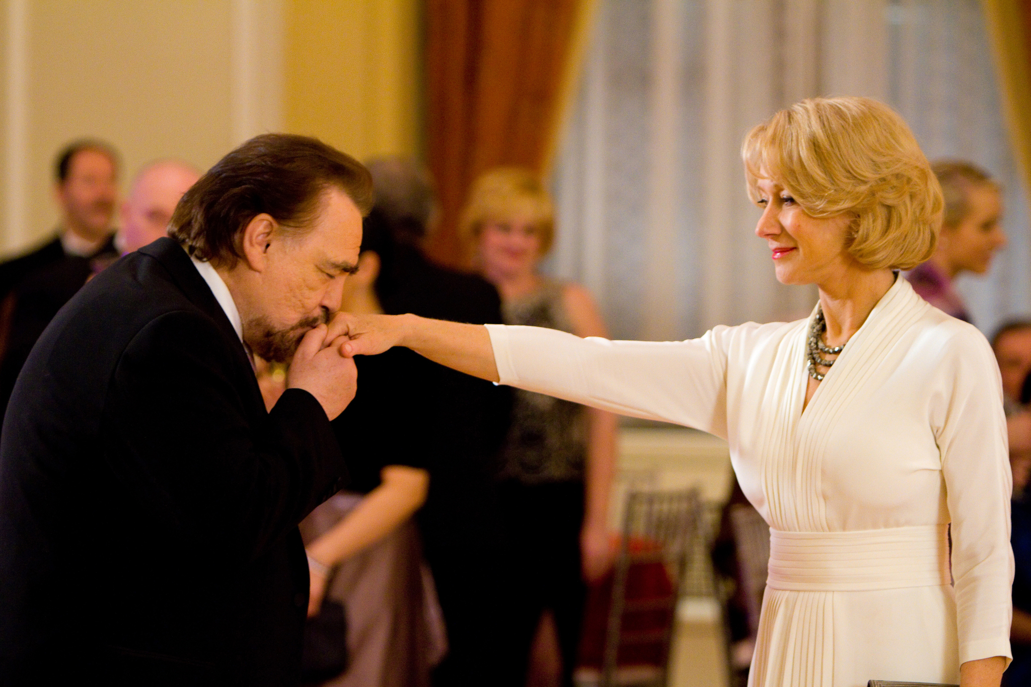 Still of Helen Mirren and Brian Cox in Rizikinga erzinti diedukus (2010)