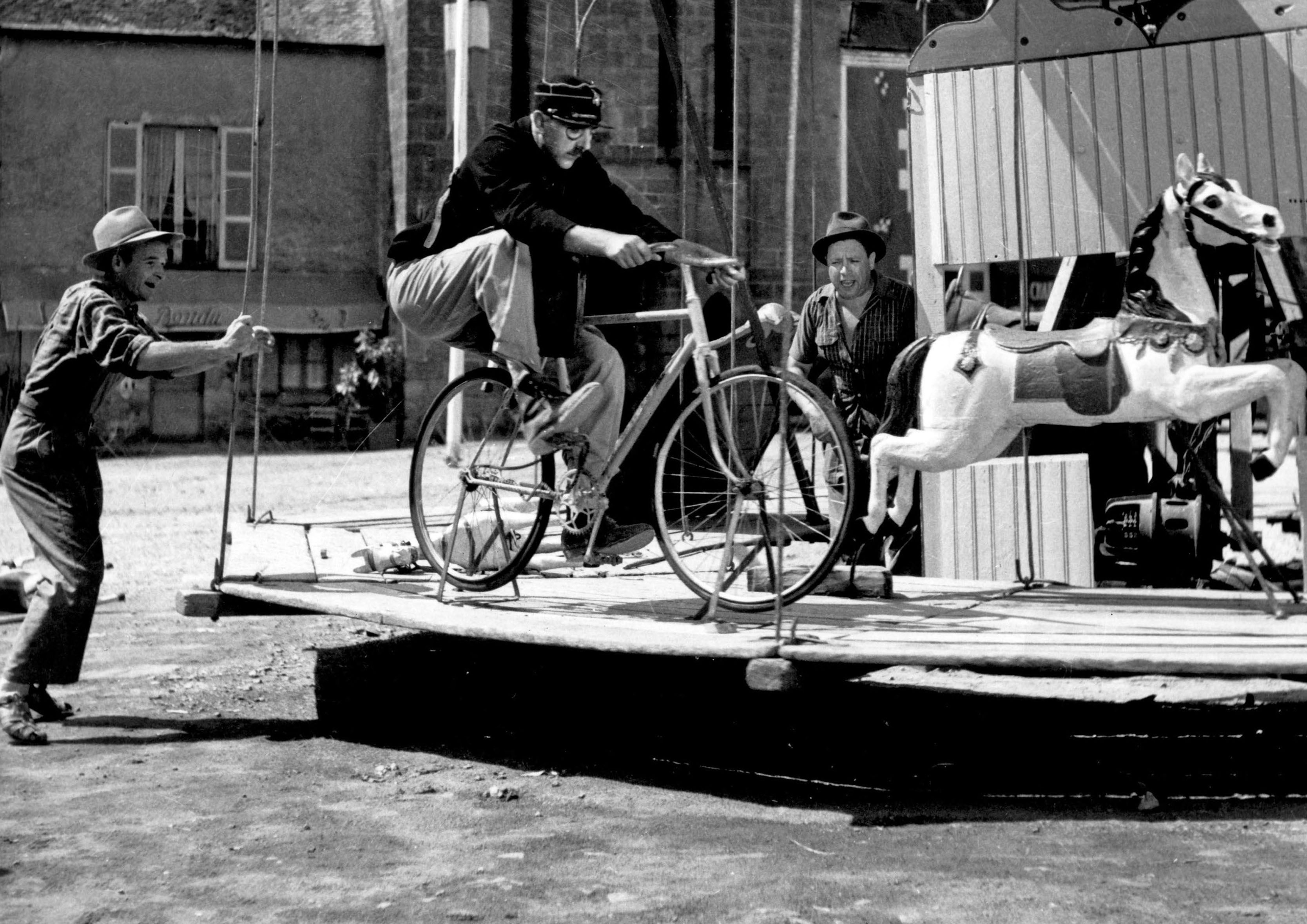 Still of Jacques Tati in Jour de fête (1949)