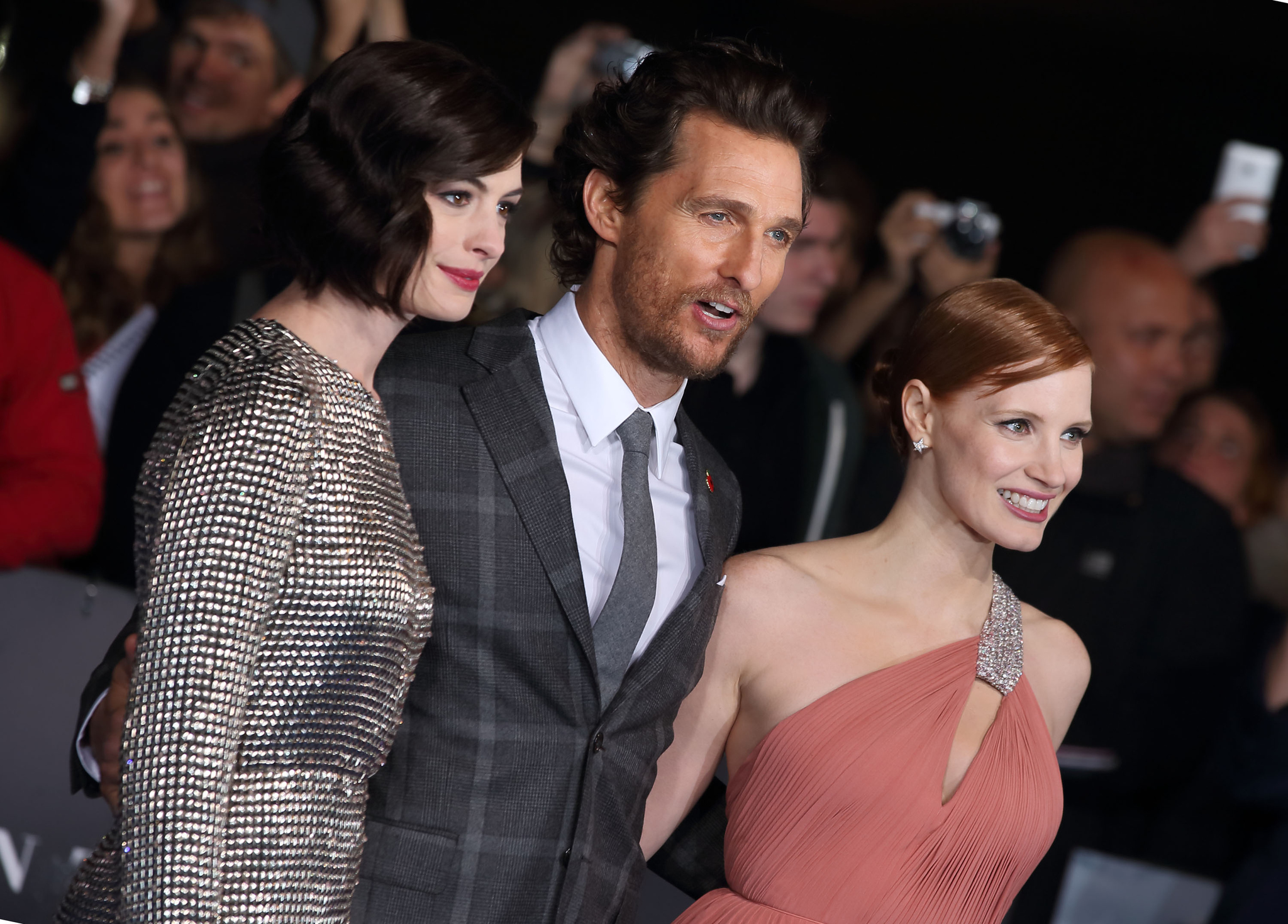 Matthew McConaughey, Anne Hathaway and Jessica Chastain at event of Tarp zvaigzdziu (2014)