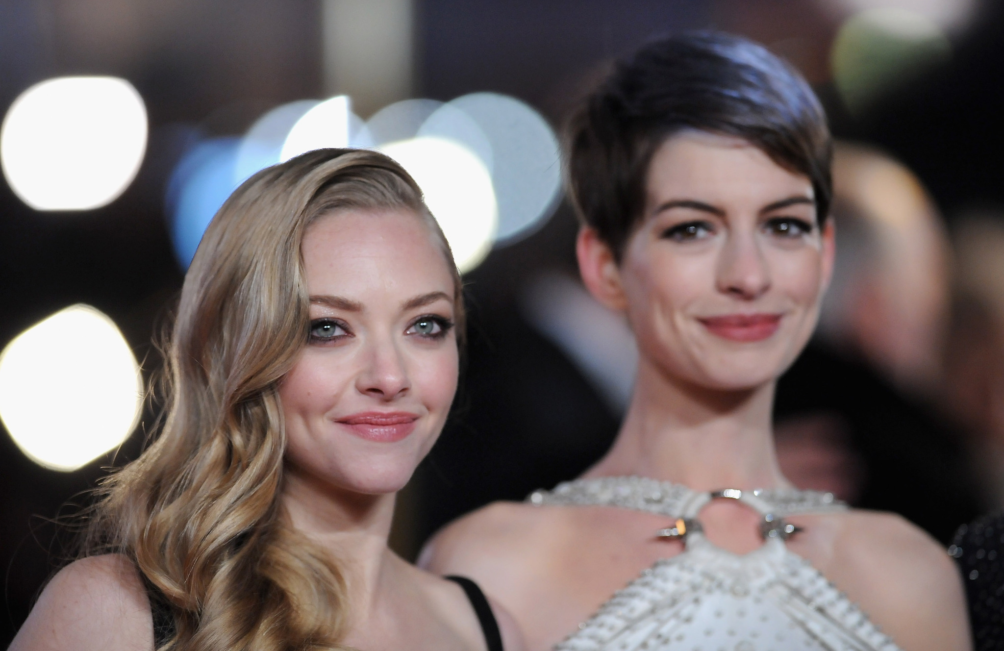Anne Hathaway and Amanda Seyfried at event of Vargdieniai (2012)