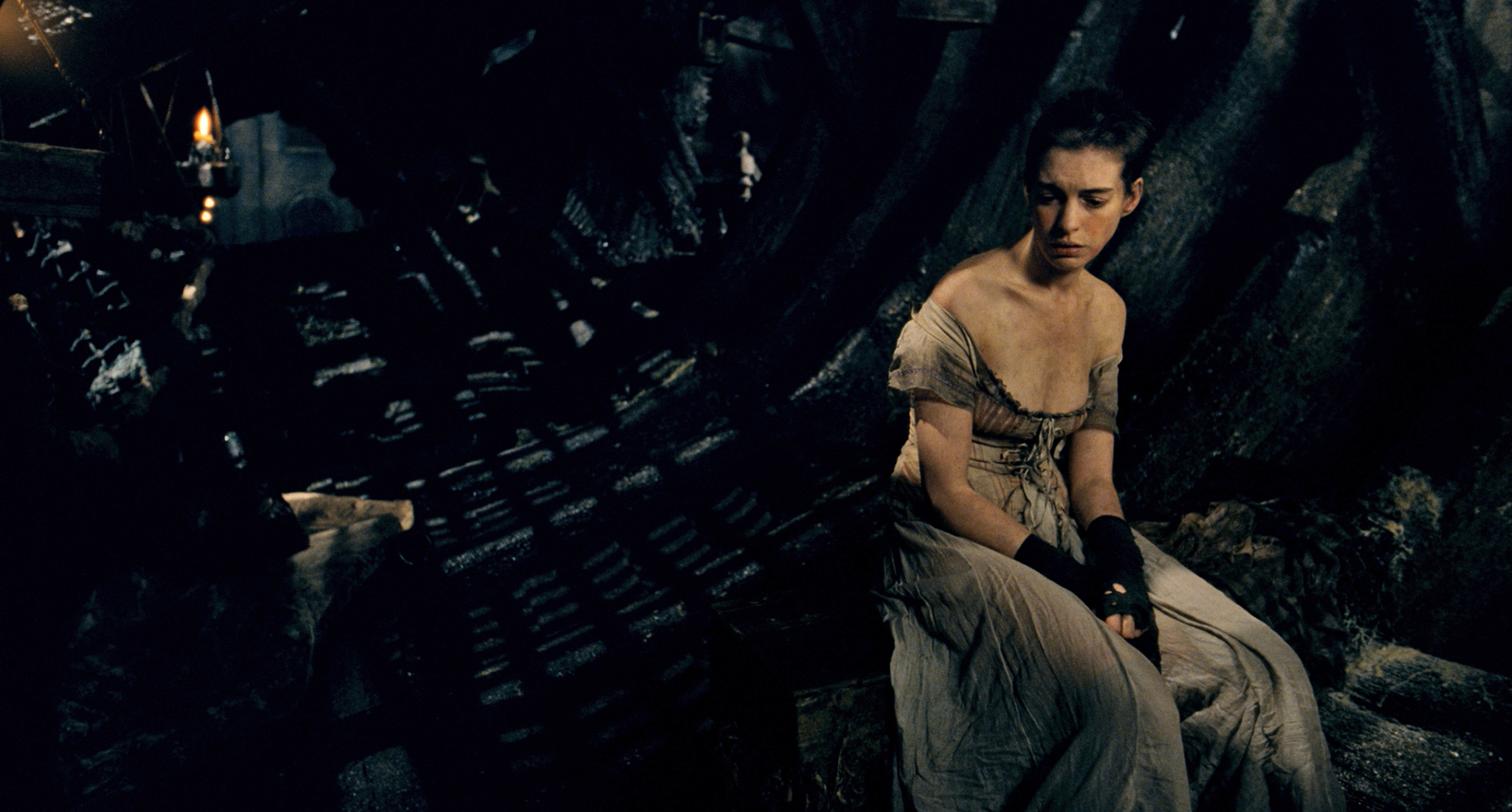 Still of Anne Hathaway in Vargdieniai (2012)
