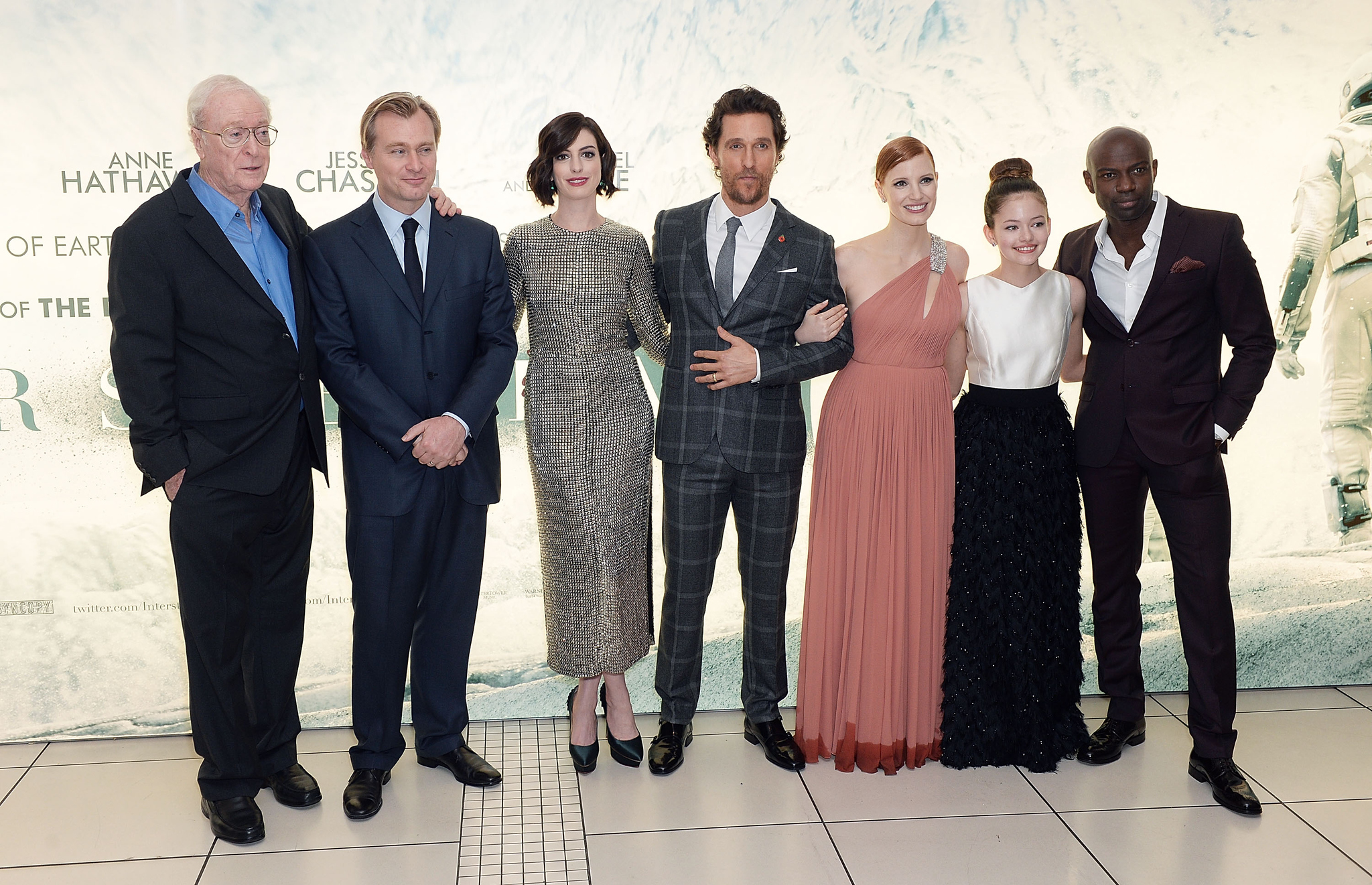 Matthew McConaughey, Michael Caine, Anne Hathaway, Christopher Nolan, David Gyasi, Jessica Chastain and Mackenzie Foy at event of Tarp zvaigzdziu (2014)