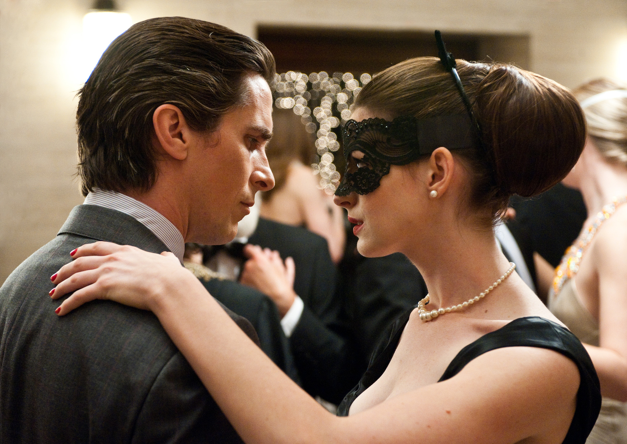 Still of Christian Bale and Anne Hathaway in Tamsos riterio sugrizimas (2012)