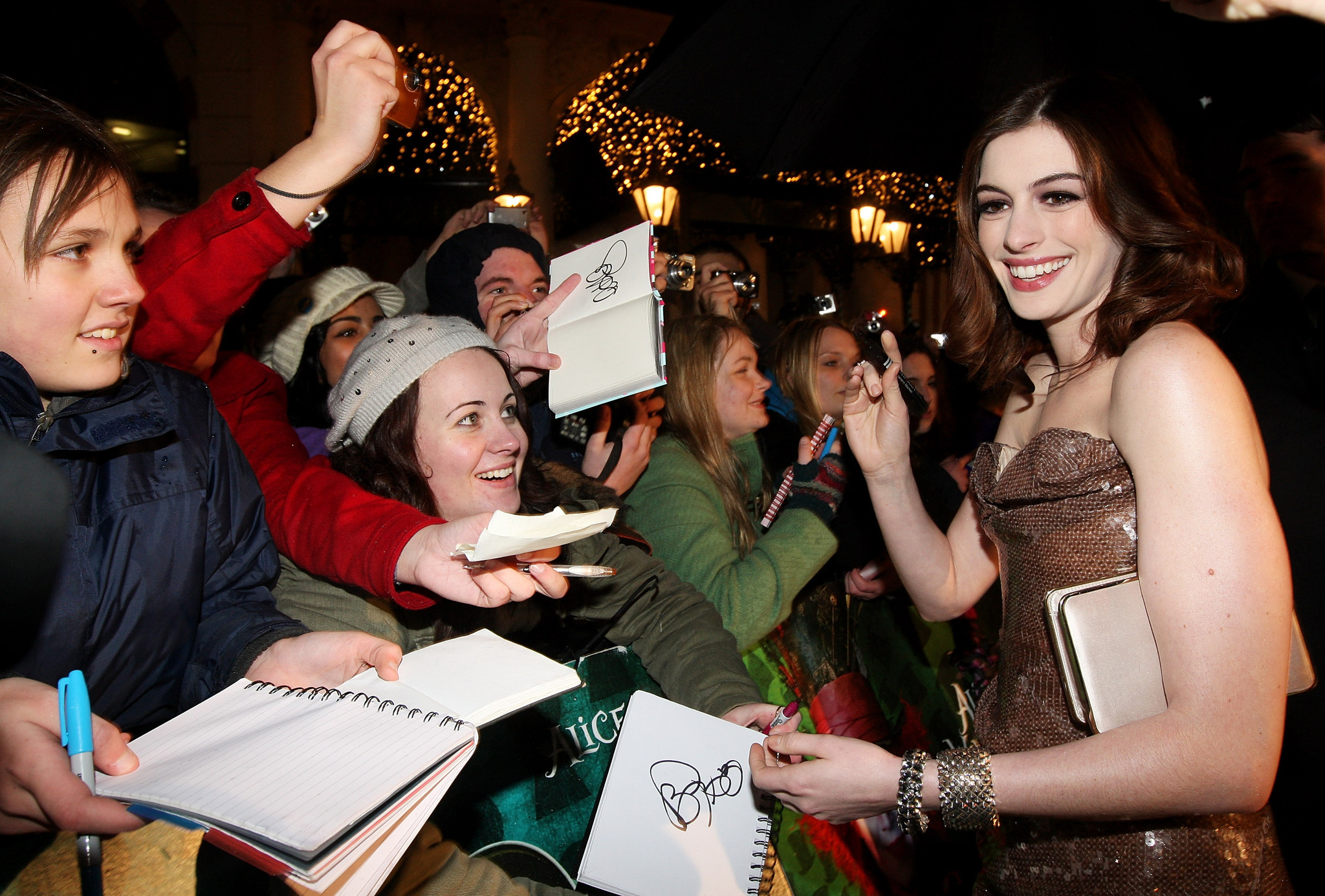 Anne Hathaway at event of Alisa stebuklu salyje (2010)