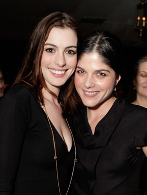 Anne Hathaway and Selma Blair at event of A Single Man (2009)