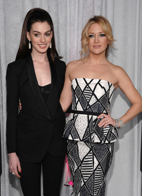 Anne Hathaway and Kate Hudson at event of Bride Wars (2009)