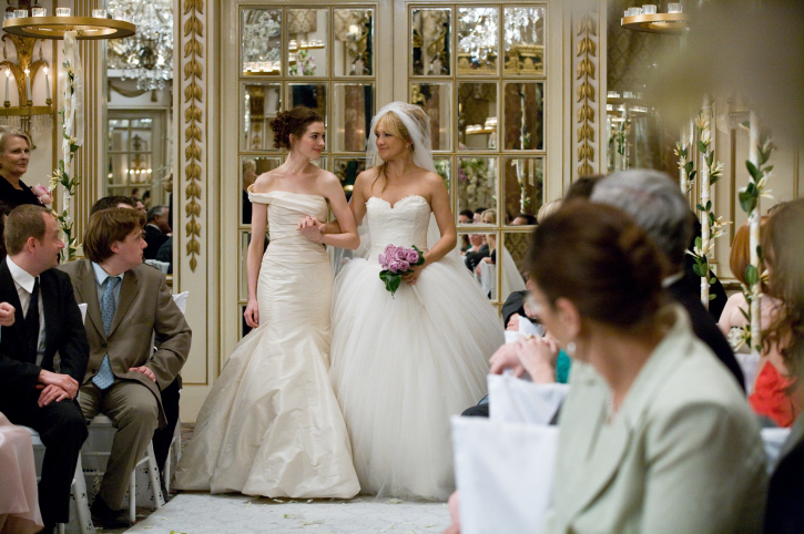 Still of Anne Hathaway and Kate Hudson in Bride Wars (2009)