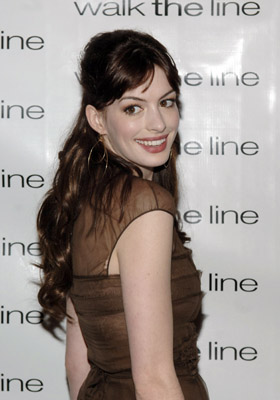 Anne Hathaway at event of Ties jausmu riba (2005)