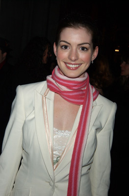 Anne Hathaway at event of Ziedu Valdovas: Dvi tvirtoves (2002)
