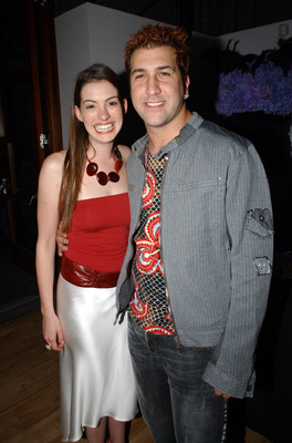Anne Hathaway and Joey Fatone at event of Sex and the City (1998)