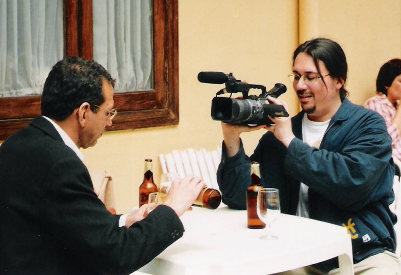 Elio Quiroga shooting EL ULTIMO MINUTERO short documentary with Emilio González Déniz, 2004