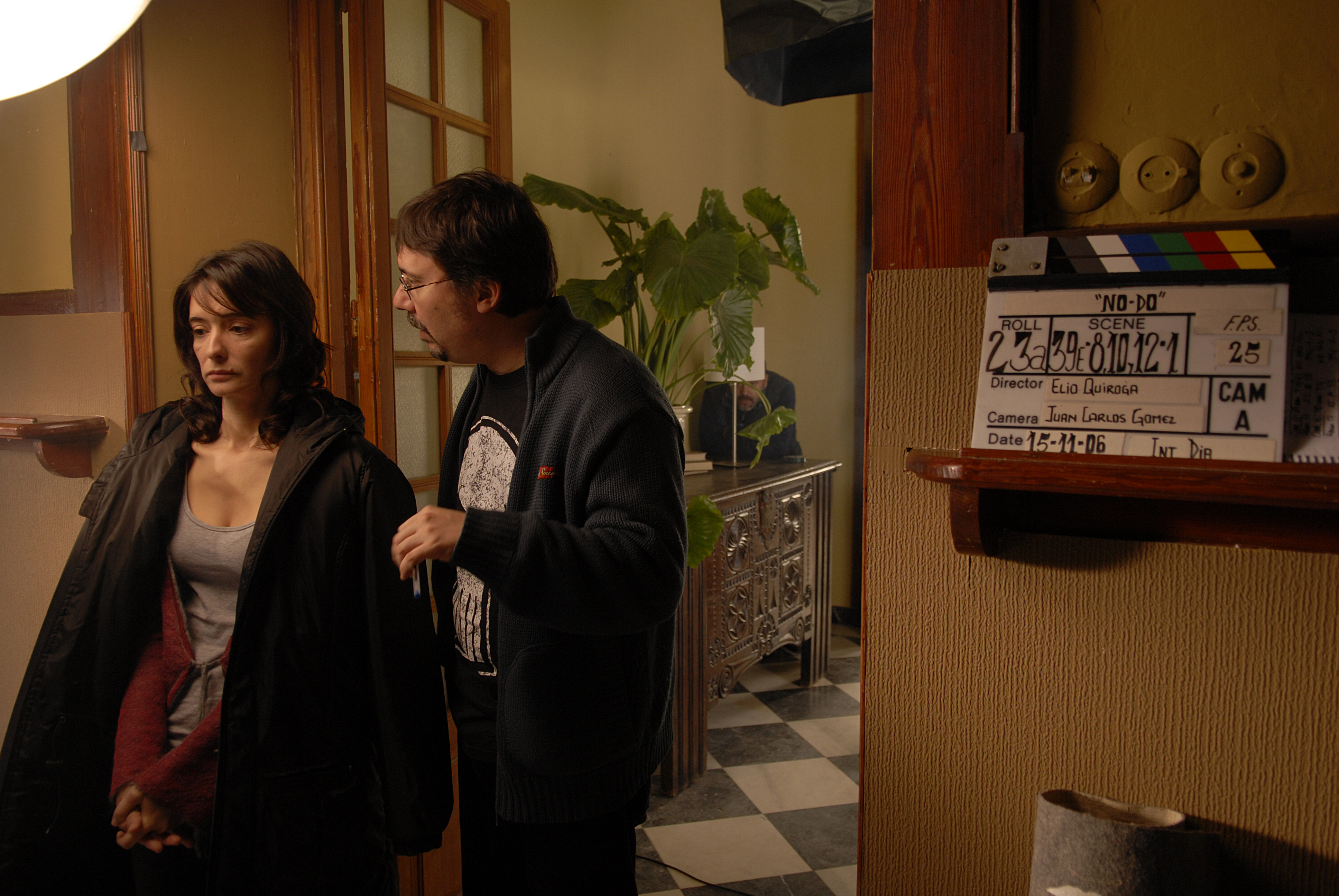 Elio Quiroga directing Ana Torrent shooting NO-DO, 2007