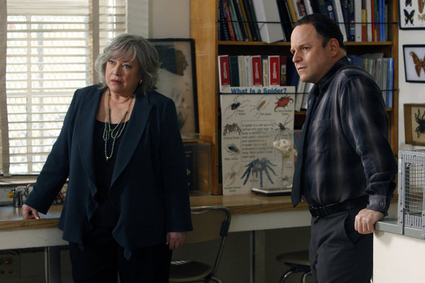 Still of Kathy Bates and Jason Alexander in Harry's Law (2011)