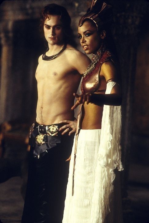 Still of Aaliyah and Stuart Townsend in Queen of the Damned (2002)