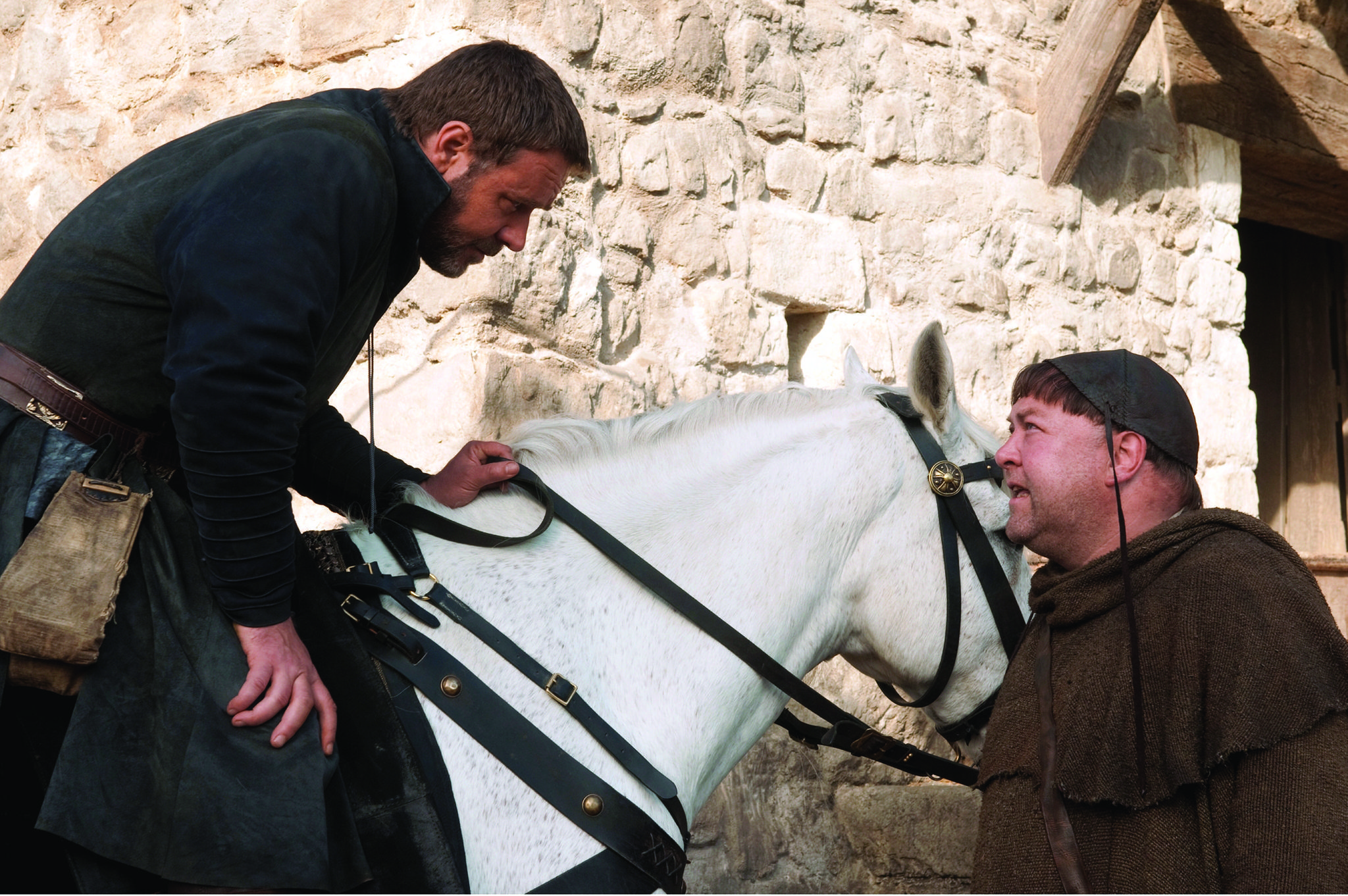 Still of Russell Crowe and Mark Addy in Robinas Hudas (2010)