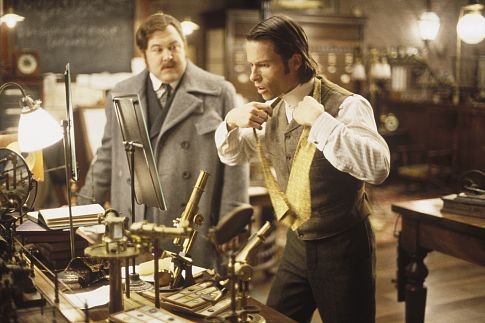 Still of Guy Pearce and Mark Addy in The Time Machine (2002)