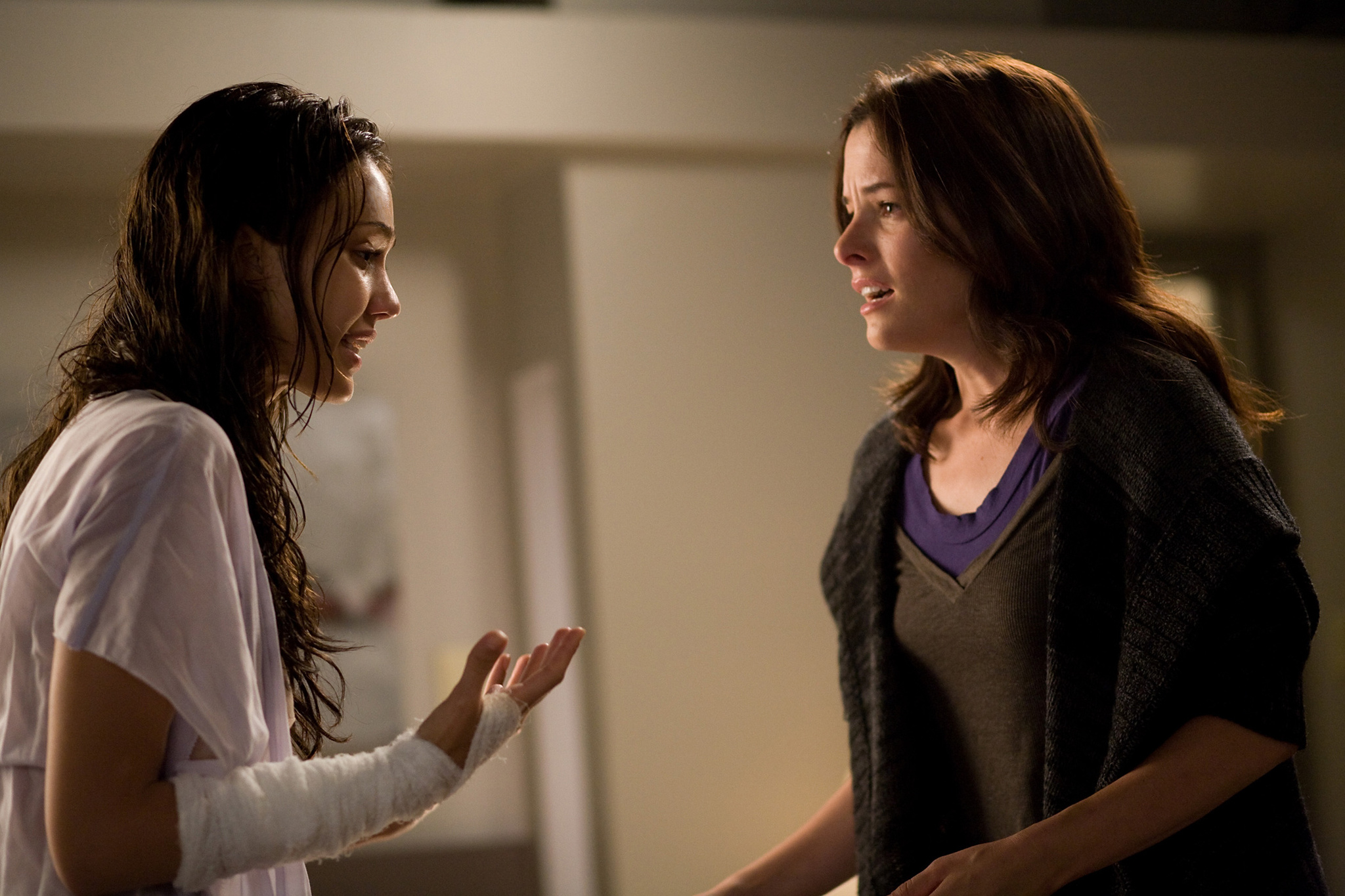 Still of Parker Posey and Jessica Alba in The Eye (2008)