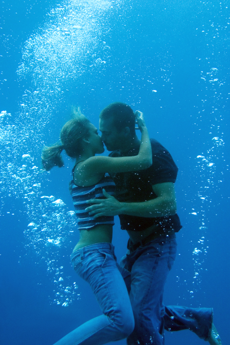 Still of Jessica Alba and Paul Walker in Into the Blue (2005)