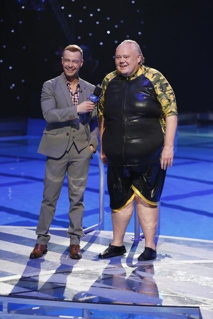 Still of Louie Anderson and Joseph Lawrence in Splash (2013)