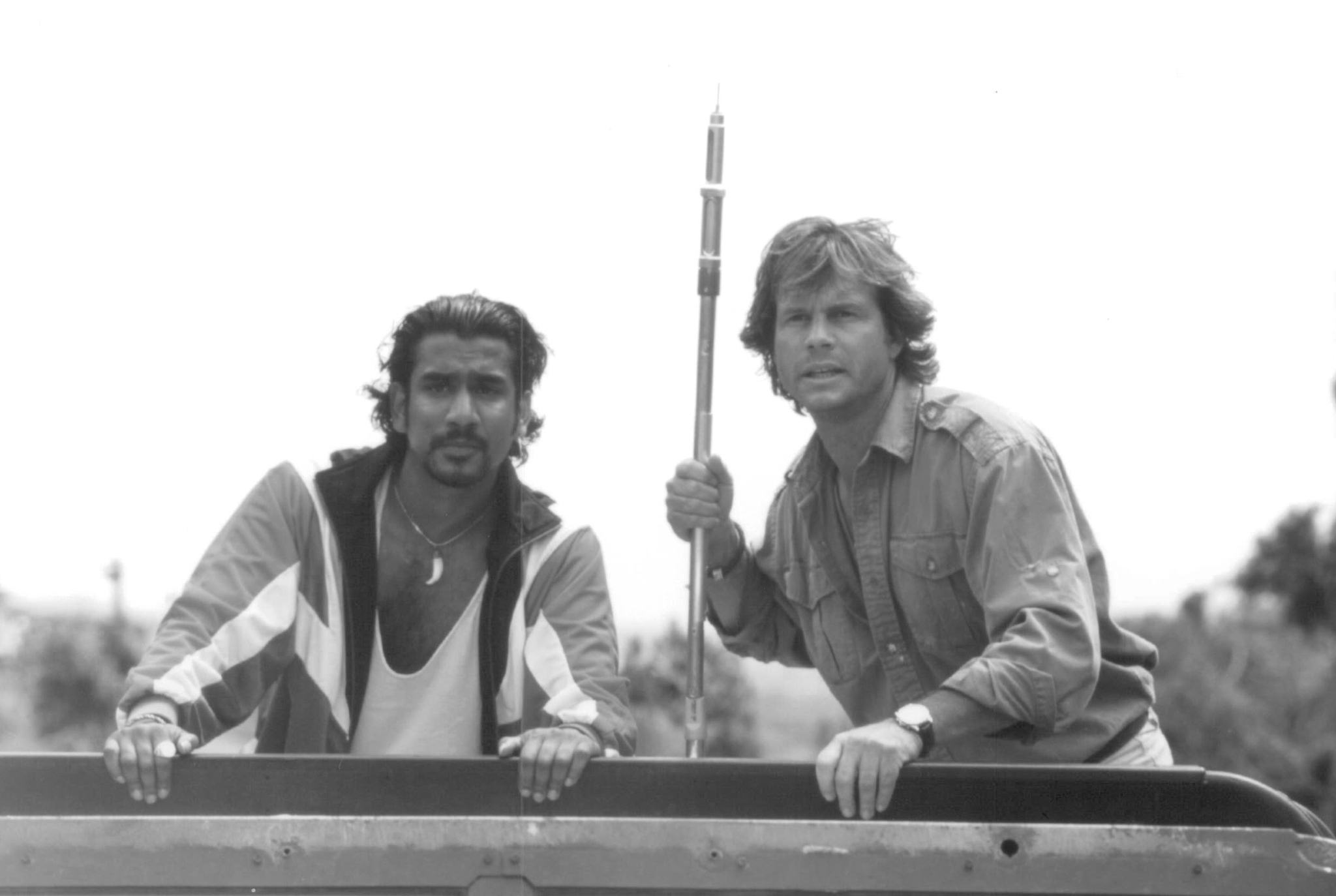 Still of Bill Paxton and Naveen Andrews in Mighty Joe Young (1998)