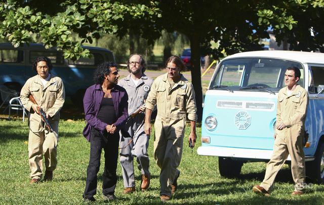 Still of Naveen Andrews, Daniel Dae Kim and Josh Holloway in Dinge (2004)