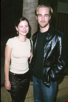 James Van Der Beek and Heather McComb at event of The Broken Hearts Club: A Romantic Comedy (2000)