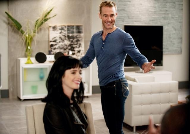 Still of James Van Der Beek and Krysten Ritter in Don't Trust the B---- in Apartment 23 (2012)