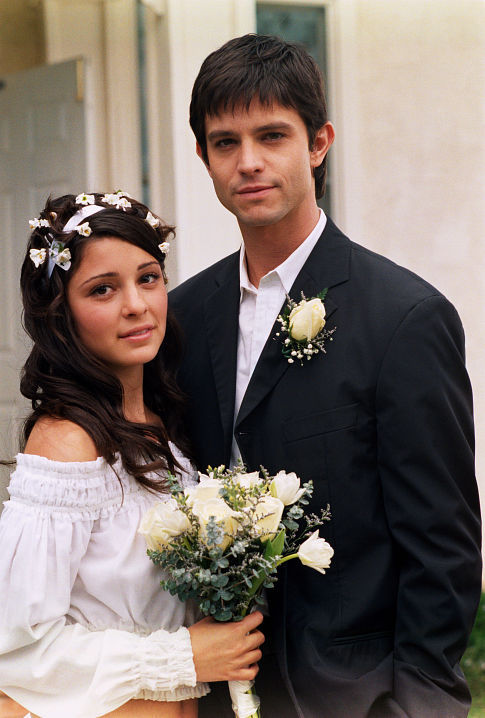 Jason Behr and Shiri Appleby in Roswell (1999)