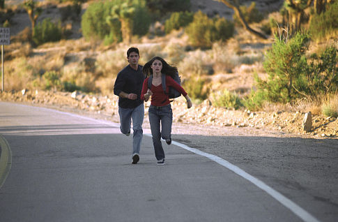 Still of Jason Behr and Shiri Appleby in Roswell (1999)